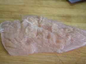 鸡胸肉用刀背拍散，防止在油炸的过程中肉缩成一块，口感过于紧实