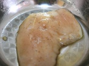 把鸡胸肉放入碗中，倒入盐，胡椒粉和料酒抓拌均匀，腌制30分钟，有时间的可以多腌制一会