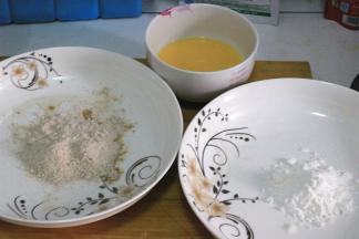 准备好淀粉，蛋液和炸粉