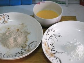 准备好淀粉，蛋液和炸粉