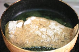 平底锅入放入适当的油，没过鸡排的1/2处即可