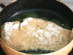 平底锅入放入适当的油，没过鸡排的1/2处即可