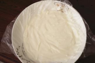 将适量的枫糖浆和酸奶混合均匀，平铺到带有油纸的盘子上，厚度为1-2厘米左右