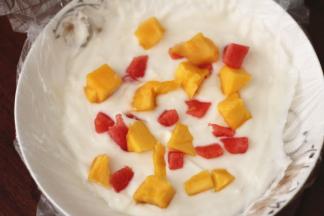 上面撒上自己喜欢吃的水果或者坚果，放入冰箱内冷冻4小时以上，时间越久冻的越好