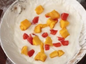 上面撒上自己喜欢吃的水果或者坚果，放入冰箱内冷冻4小时以上，时间越久冻的越好