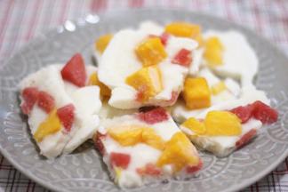 取出冻好的酸奶脆皮，揭掉油纸，切成块状既可食用啦