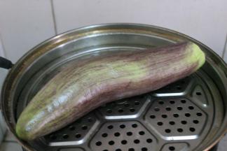 茄子清洗干净，放入蒸锅蒸10分钟左右