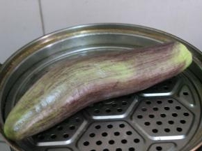 茄子清洗干净，放入蒸锅蒸10分钟左右