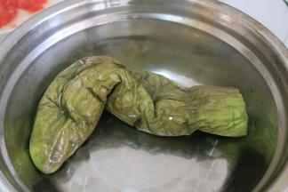 蒸好的茄子晾凉手撕成条