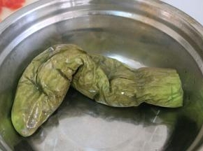 蒸好的茄子晾凉手撕成条