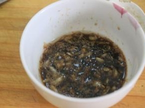 蒜泥放入碗中，倒入生抽，香油，醋和白糖搅拌均匀，调味料可以根据自己的口味调整用料