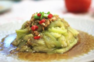 将蒜汁淋在茄子上，上面撒上少许的香葱就完成了