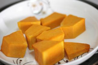 南瓜上盖一层保鲜膜。放入蒸锅中蒸熟