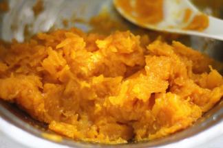 蒸好的南瓜压成南瓜泥