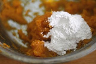 南瓜泥中趁热放入适量的白糖，喜欢吃甜一点的可以多放一点，南瓜泥晾凉，不烫手的时候放入糯米粉。少量多次的加。