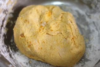 将南瓜泥和米粉像和面一样揉成面团，不沾手的时候就说明面团揉好了