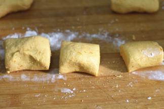 揉好的面团分成小份，压成圆形