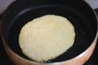 冷锅冷油，怕沾锅的可以煎之前在南瓜饼上裹上少许的面粉，下南瓜饼煎至双面金黄