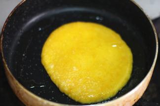 盛出用厨房纸吸掉多余的油就可以吃了