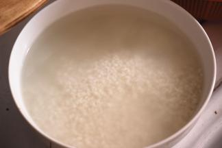 糯米淘洗至水干净清澈，加水1夜，泡好之后控水沥干