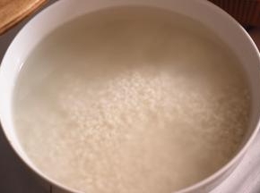 糯米淘洗至水干净清澈，加水1夜，泡好之后控水沥干
