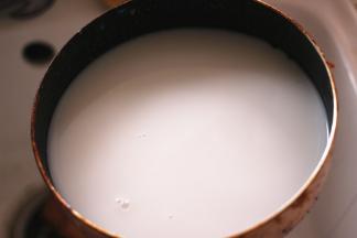 锅内倒入椰浆，小火煮开，根据个人的口味加少许的盐和糖，搅拌均匀煮至白糖融化即可