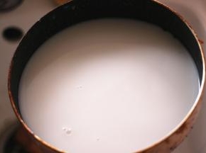 锅内倒入椰浆，小火煮开，根据个人的口味加少许的盐和糖，搅拌均匀煮至白糖融化即可