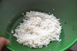 糯米控干水分，隔水蒸20分钟到30分钟，蒸好的糯米搅拌松散，将煮好的椰浆倒入米饭中，搅拌均匀，静置10分钟，等待糯米充分吸收椰浆