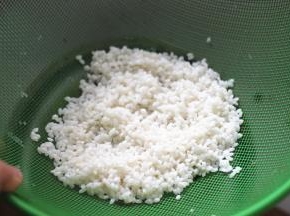 糯米控干水分，隔水蒸20分钟到30分钟，蒸好的糯米搅拌松散，将煮好的椰浆倒入米饭中，搅拌均匀，静置10分钟，等待糯米充分吸收椰浆
