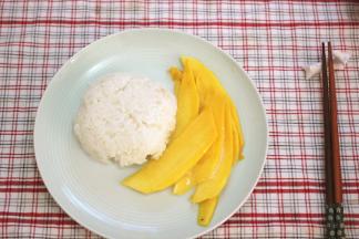 将剩余的椰浆均匀的淋在糯米饭和芒果上