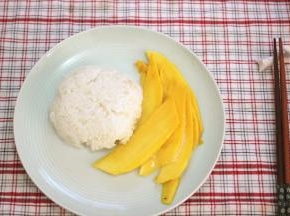 将剩余的椰浆均匀的淋在糯米饭和芒果上