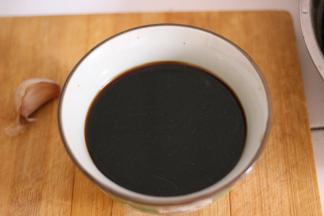 料酒，老抽，生抽和白砂糖倒入碗内，加入适量的香菇水，搅拌均匀