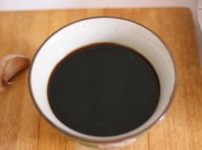 料酒，老抽，生抽和白砂糖倒入碗内，加入适量的香菇水，搅拌均匀