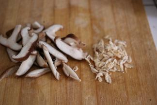 干香菇加水泡软，捞出之后切成丁，虾皮洗净备用，泡香菇的水留着后面用，香米煮熟焖10分钟