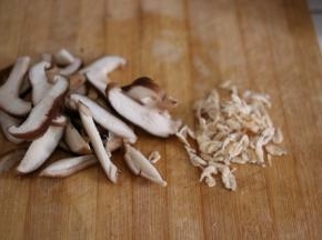 干香菇加水泡软，捞出之后切成丁，虾皮洗净备用，泡香菇的水留着后面用，香米煮熟焖10分钟