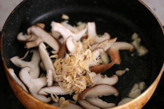 锅内放油，油热之后香菇和虾皮小火炒出香味