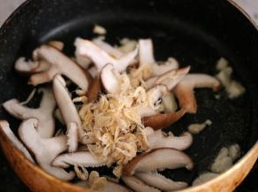 锅内放油，油热之后香菇和虾皮小火炒出香味