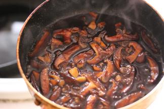 倒入调味汁，小火煮3分钟，汤汁浓稠时关火