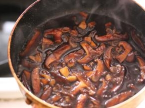 倒入调味汁，小火煮3分钟，汤汁浓稠时关火