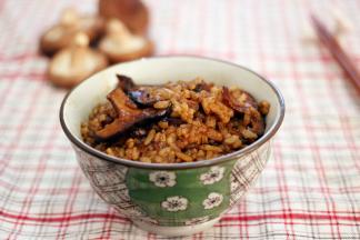 将煮好的米饭和调味汁翻炒均匀就可以吃了