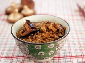 将煮好的米饭和调味汁翻炒均匀就可以吃了