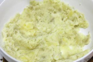 土豆捡出晾凉之后压成土豆泥