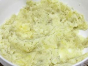 土豆捡出晾凉之后压成土豆泥