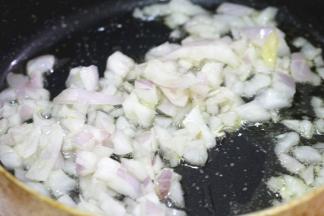 炒锅内放少许的油，油热之后放入洋葱炒香