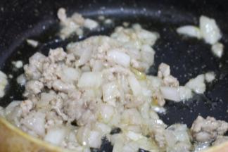 倒入肉沫翻炒至变色，加少许的盐和胡椒粉翻炒均匀，盛出备用