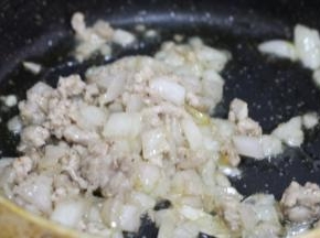 倒入肉沫翻炒至变色，加少许的盐和胡椒粉翻炒均匀，盛出备用