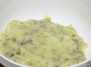 将炒好的肉沫放入土豆泥中搅拌均匀