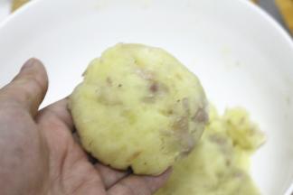 混合好的土豆泥均匀的分份，压成圆形