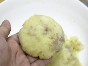 混合好的土豆泥均匀的分份，压成圆形