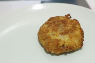 将压好的土豆泥依次裹上淀粉，蛋液和面包糠，锅内放适量油烧热至180度，放进筷子如果周边起小泡泡，可以放入可乐饼，炸至表面金黄即可捞出